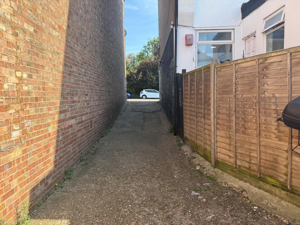 Lot: 17 - FOUR FREEHOLD GARAGES IN A COMPOUND - Access from driveway to Martin Way